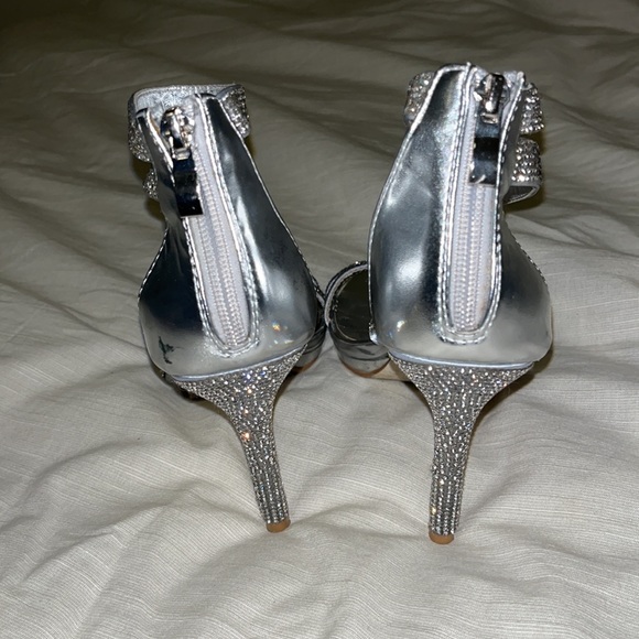 Silver heels - Picture 3 of 3